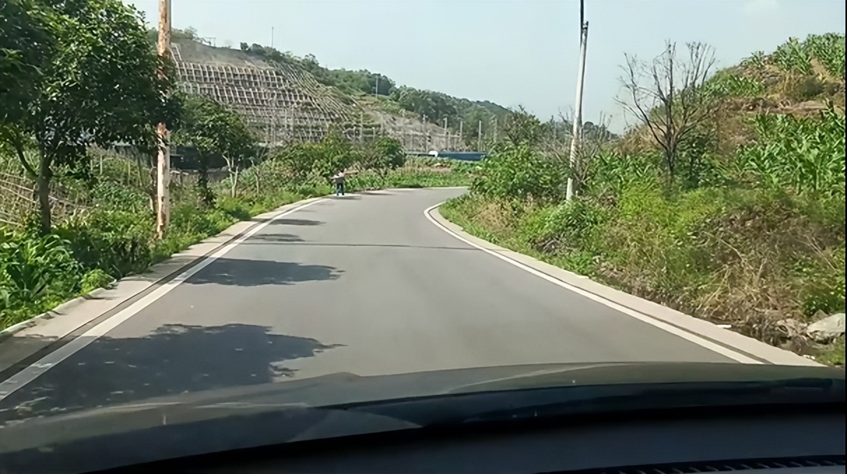 正确的踩刹车方法图解,正确踩刹车的方法与技巧