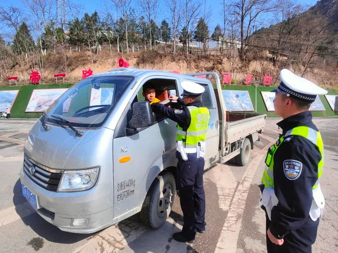 交警转变执法理念提高执法效能,公安民警作风转变有成效