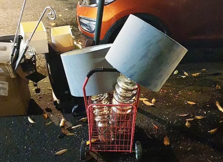 小哥为省钱在悉尼捡垃圾，年赚2万澳币，名包手机电脑随地捡？