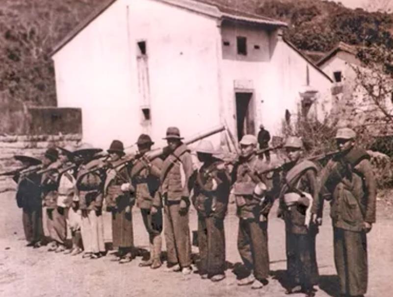 1941年香港沦陷，周恩来为救300人，不惜暴露两千地下*党**员，为何