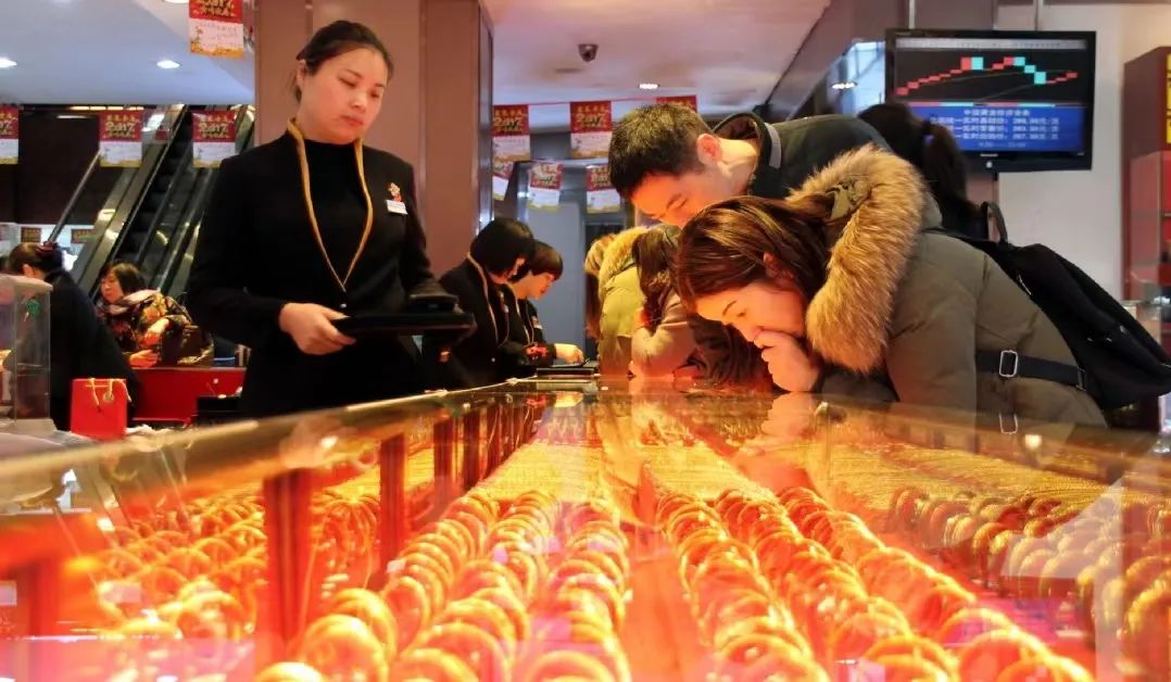 25岁女孩买黄金,年轻人报复性存钱有前途吗