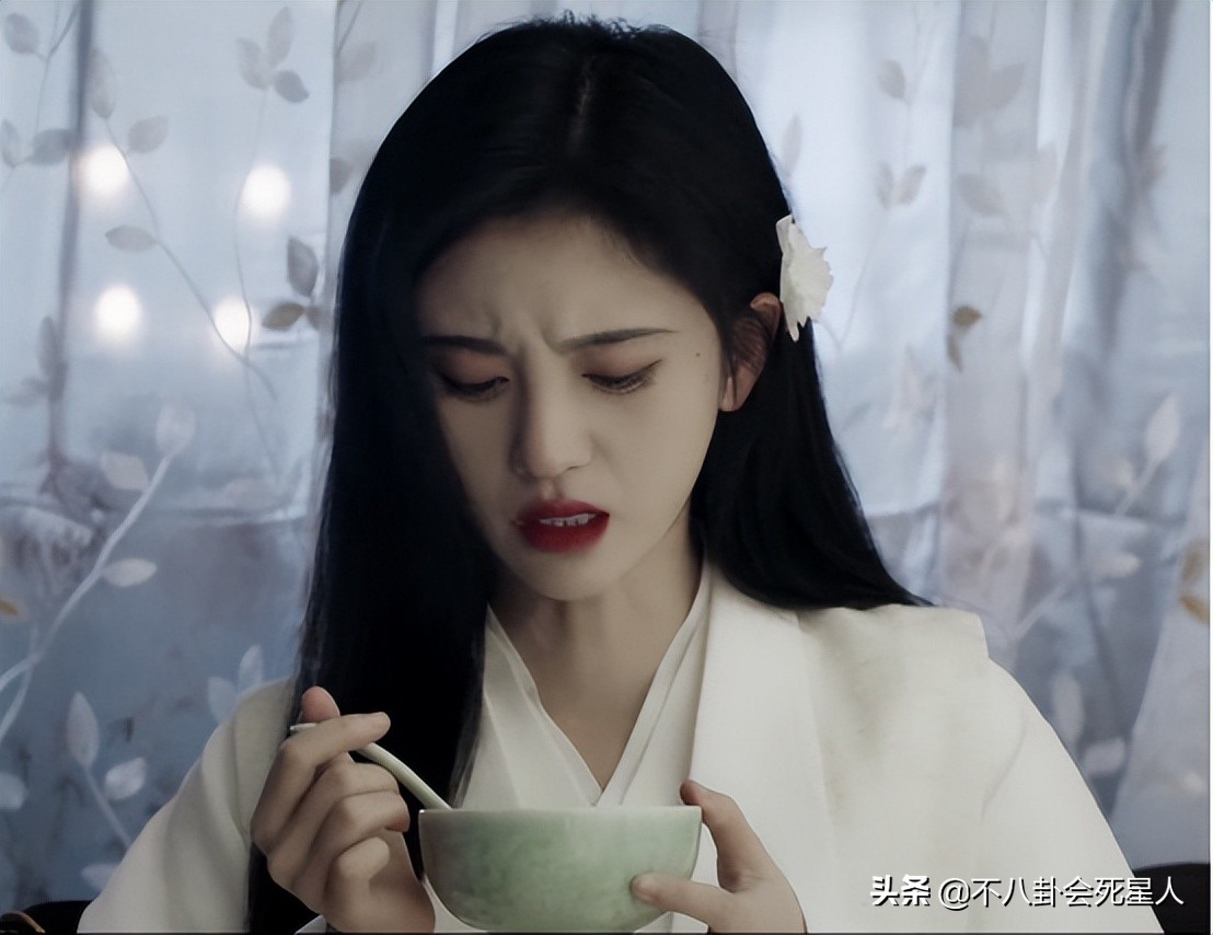 鞠婧祎8大离谱妆容：吐血不敢弄花半永久妆，守丧也要浓妆涂红唇