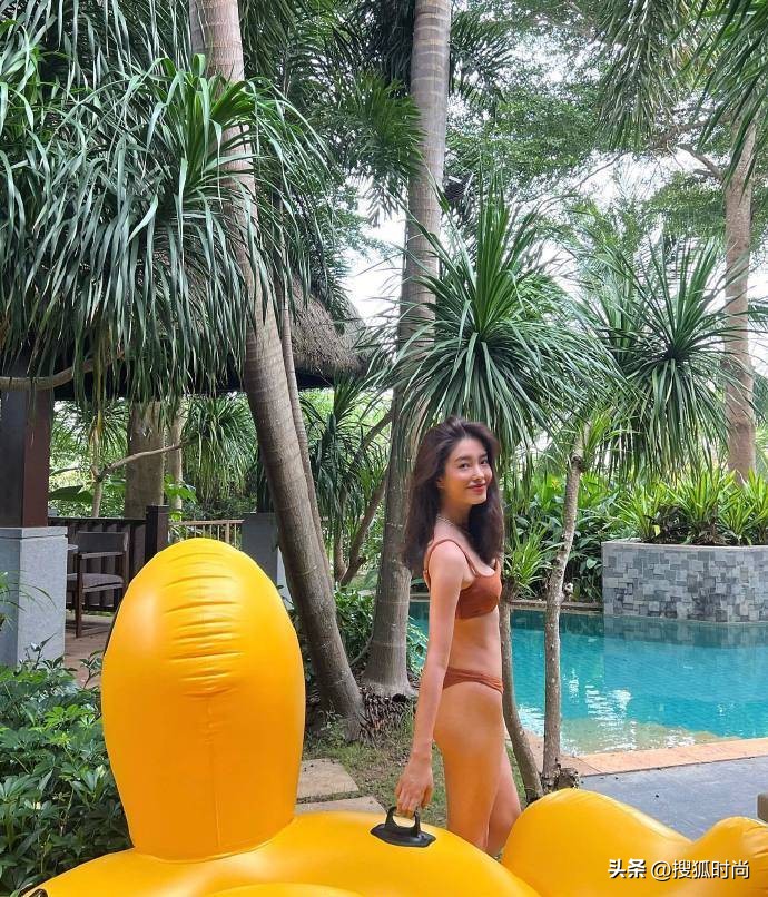 女星比基尼照大曝光，穿这样去游泳真让人移不开目光！
