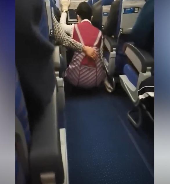坐飞机遇气流第一视角乘客恐慌,飞机遇强气流空姐蹲下避险