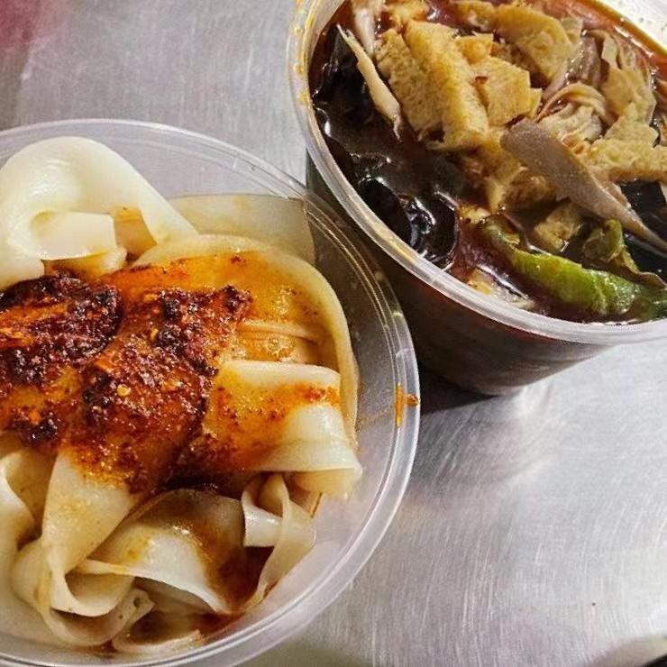 假期被大鱼大肉“齁”到了？快来小吃街换换口味吧