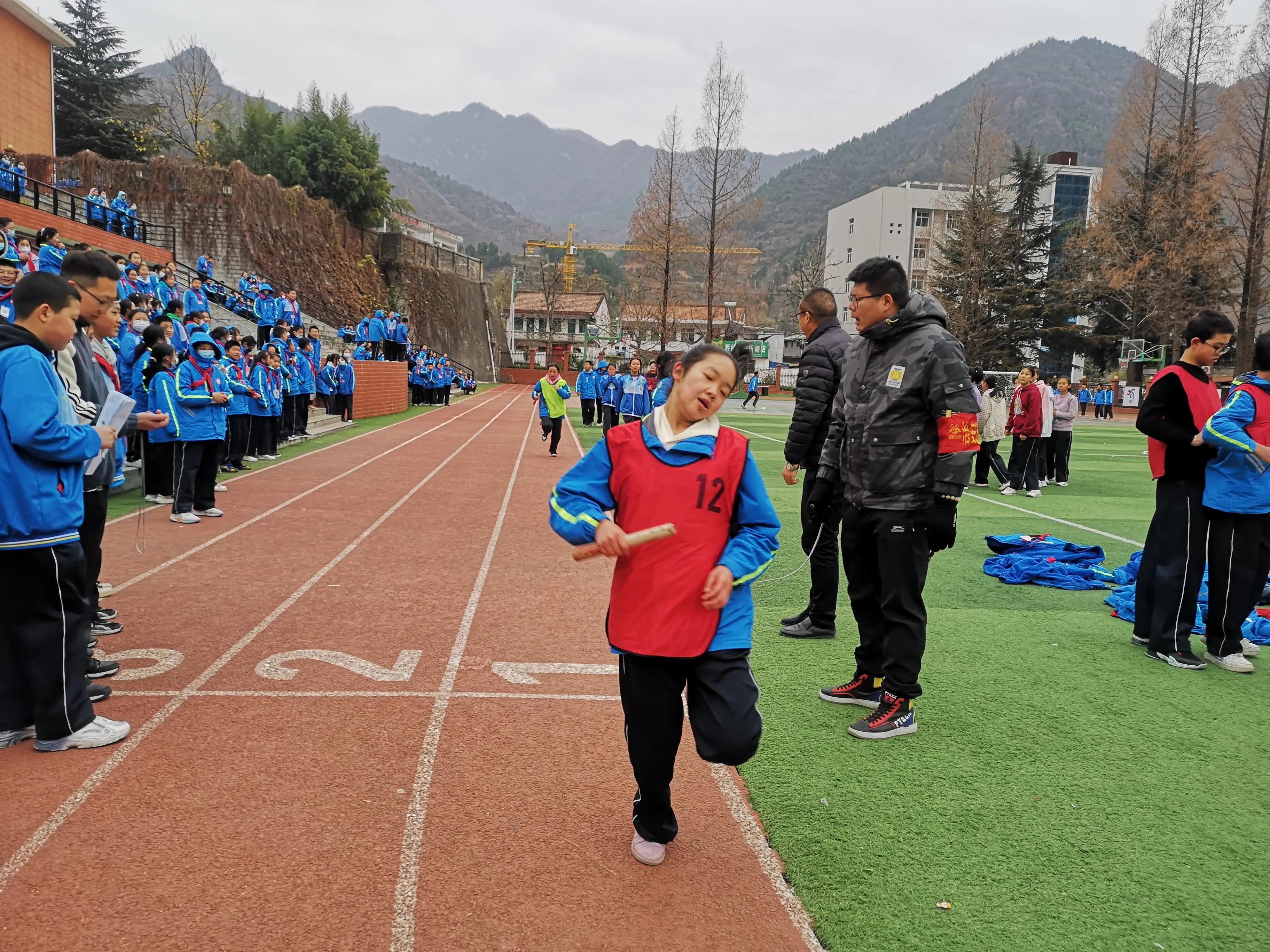 激烈的全班跑步比赛作文400字,激烈的接力比赛400字