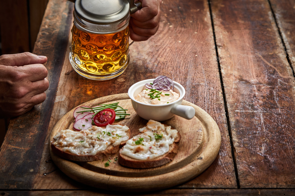 东北小伙吃俄罗斯生猪肉,生吃俄罗斯肥肉