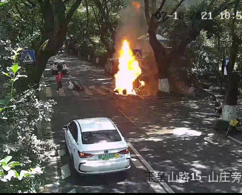 夺命100秒电动车着火有多可怕,电瓶车电池着火有多大的威力