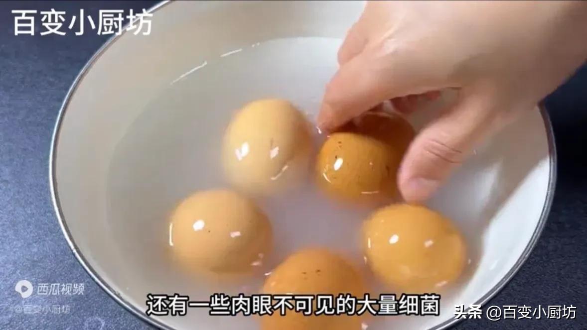 水煮荷包蛋怎么煮才不会散开,荷包蛋不要直接下锅煮教你小窍门