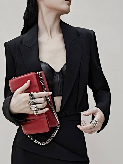 爱时髦的心情，从假日派对的配饰开始复活