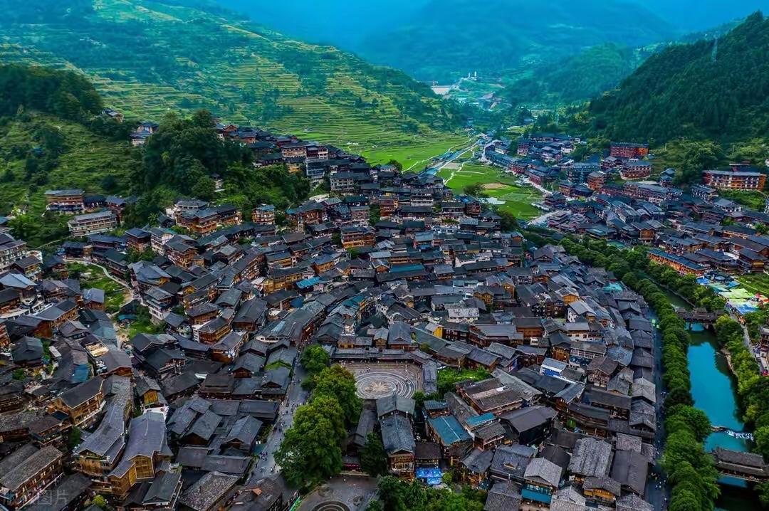 贵州西江千户苗寨最新视频,西江千户苗寨的大妈