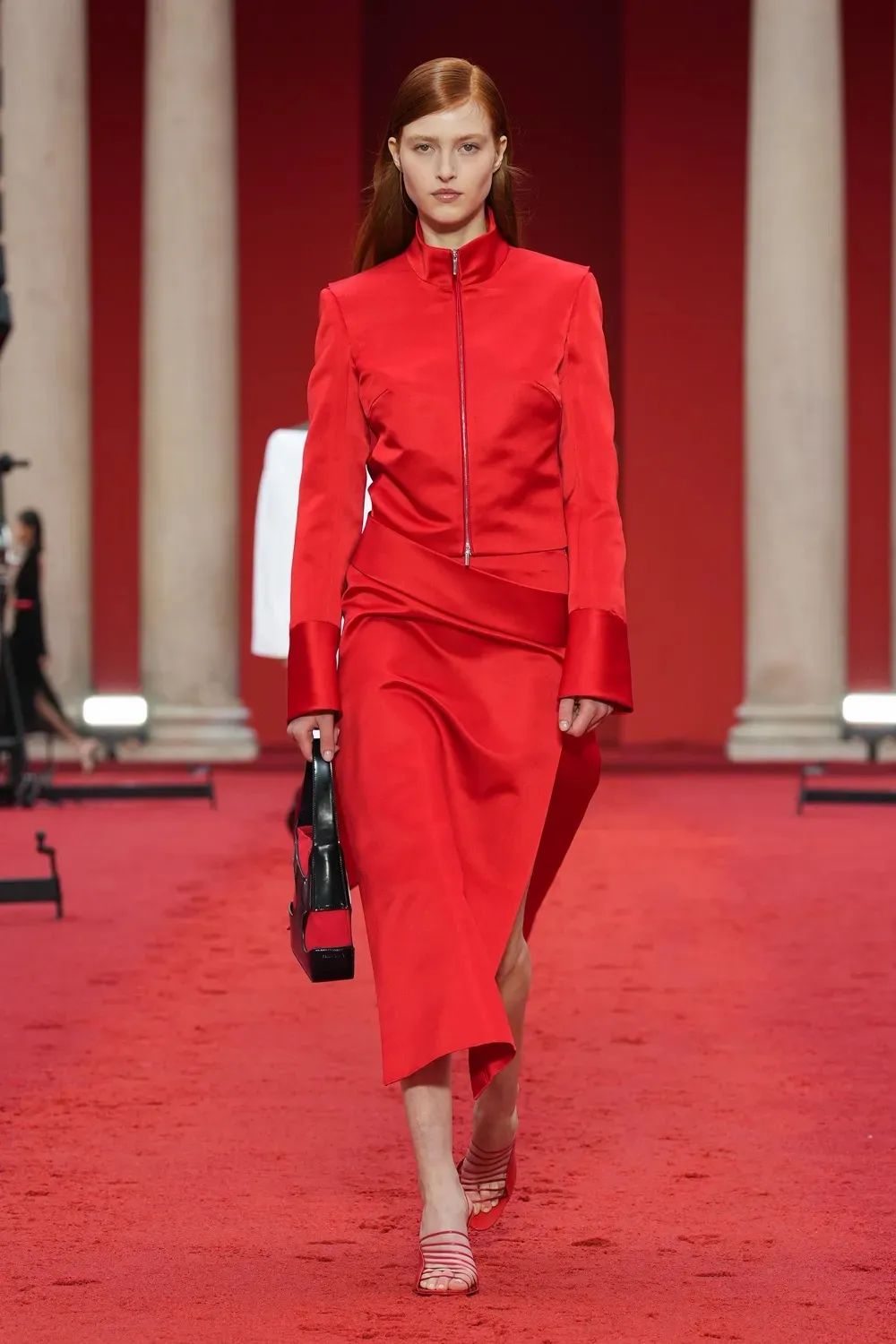 米兰时装周入选前十唯一华人,米兰时装周第一排坐的谁