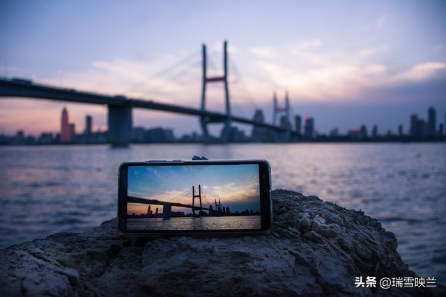 手机掉地上屏幕成彩条状能修吗,手机掉地上屏幕失效