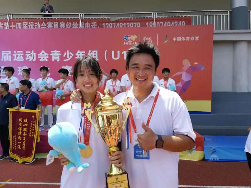 奥运冠军一家三口,一家三口同一天得到荣誉