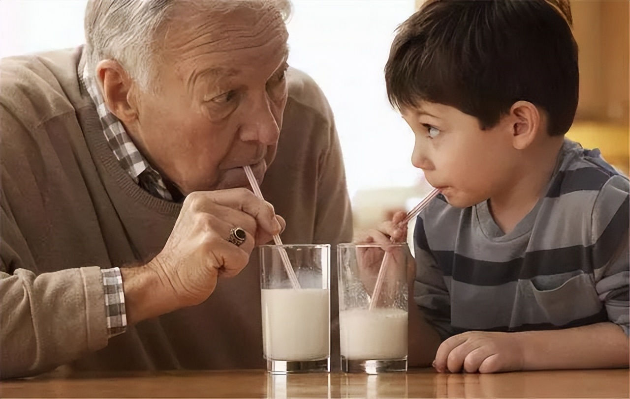饭前喝牛奶能保护胃粘膜吗,早上起来空腹喝牛奶保护胃黏膜