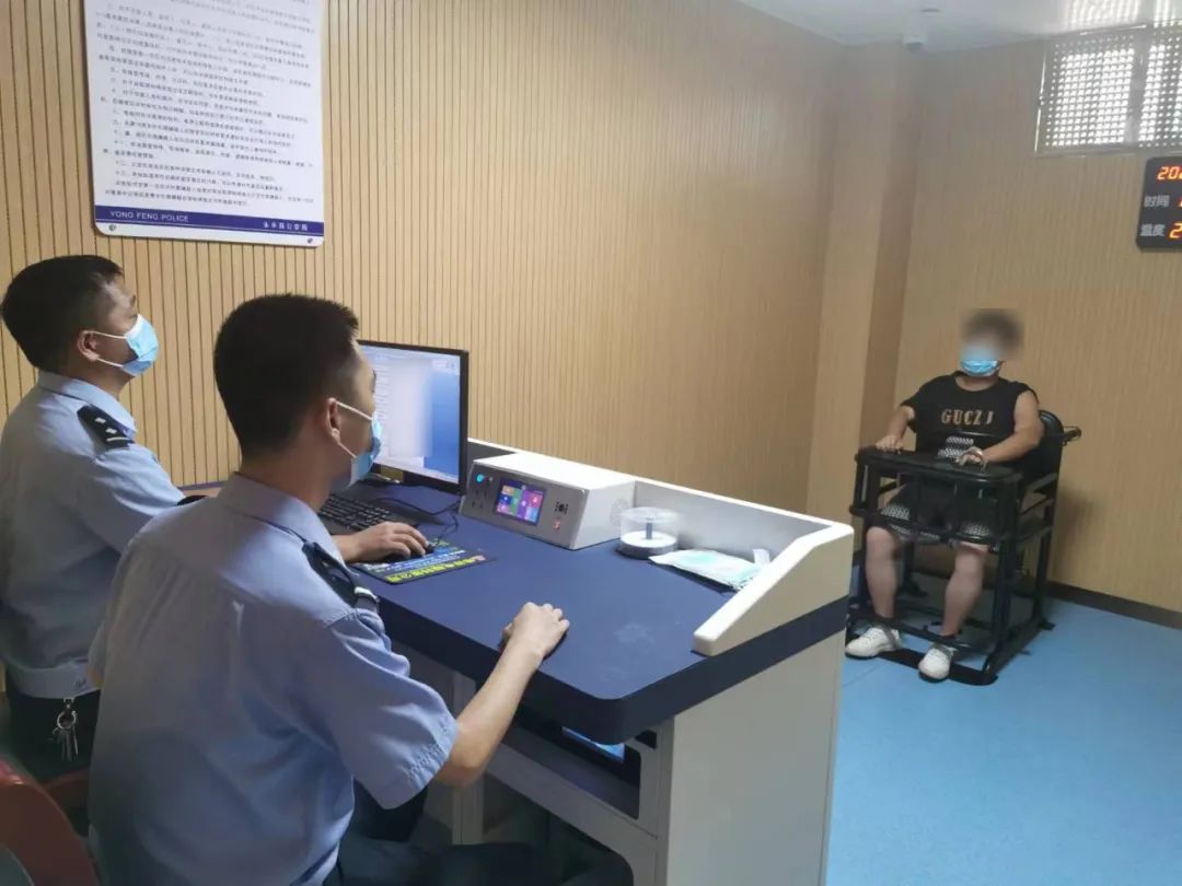 自己喝酒摔人家酒瓶被拘留24小时,警方通报多人抡酒瓶互殴