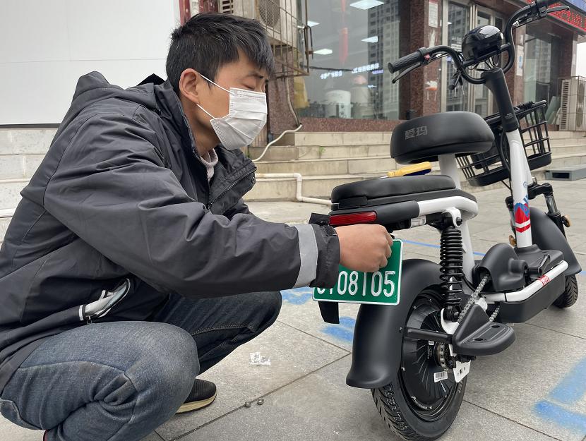 南阳新华路电动车市场首个电动车上牌点设在爱玛专营店