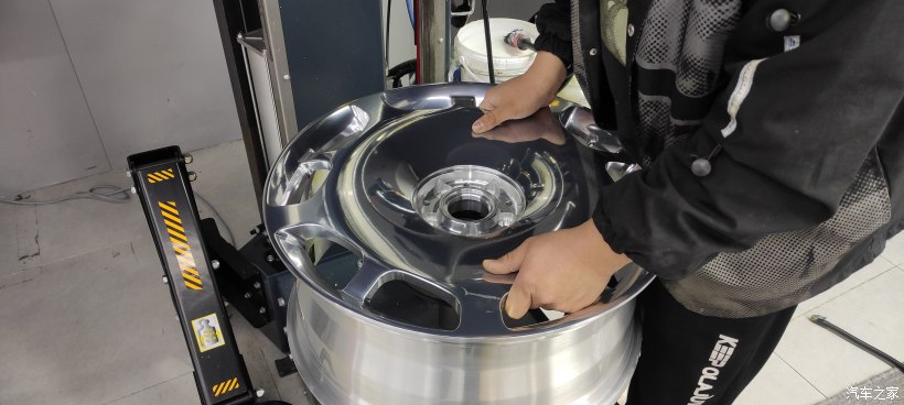 银色奔驰威霆改迈巴赫双拼色,威霆国六内饰改成迈巴赫款式