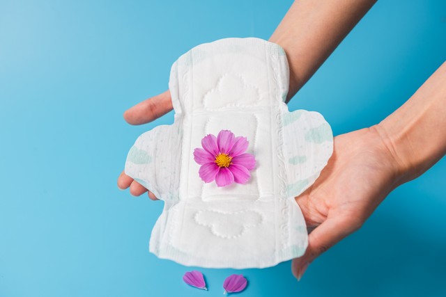 被骂上热搜的“卫生巾”，月经羞耻吗？怎么来个例假就羞耻了呢