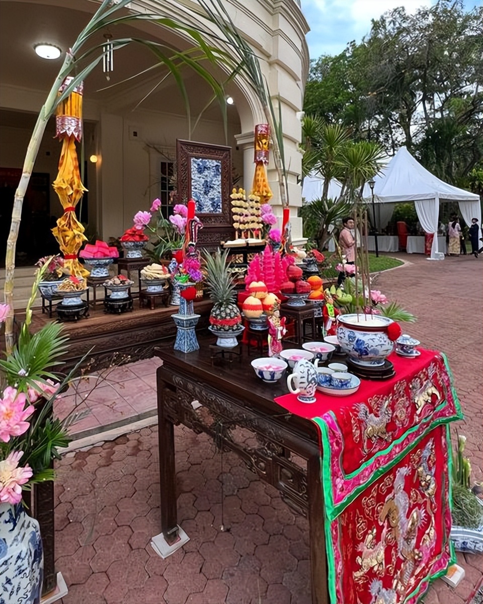 泰国最美变性人宝儿大婚！金色礼服配黄金皇冠太高贵，新郎也超帅