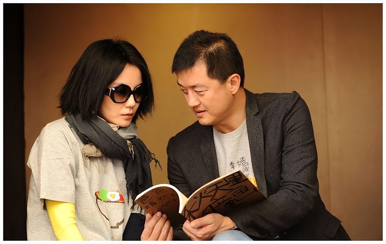 梦幻联动！李亚鹏和王菲谢霆锋开玩笑，网友猜测他对前妻念念不忘