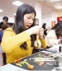 巾帼绽芳华映红半边天,巾帼绽芳华顶起半边天