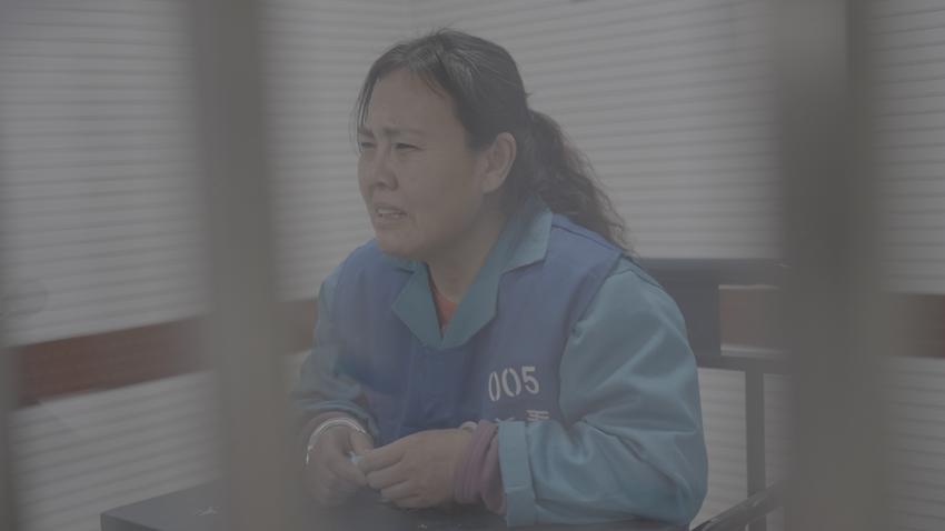 抱着“师父”画像不许人碰，大肆为境外“师父”敛财……他们，为何如此疯迷？