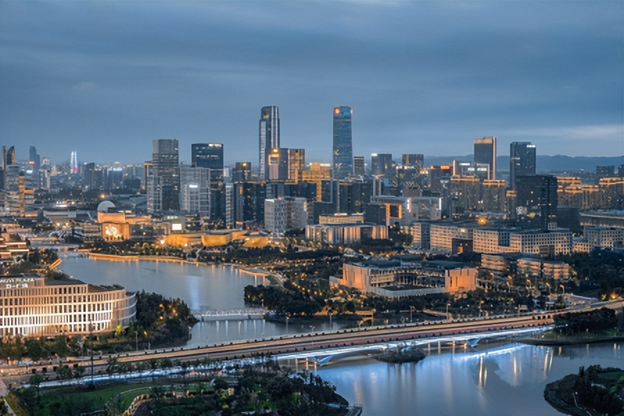 宁波商业追赶杭州：人均GDP浙江第一，“天一商圈”百亿称王