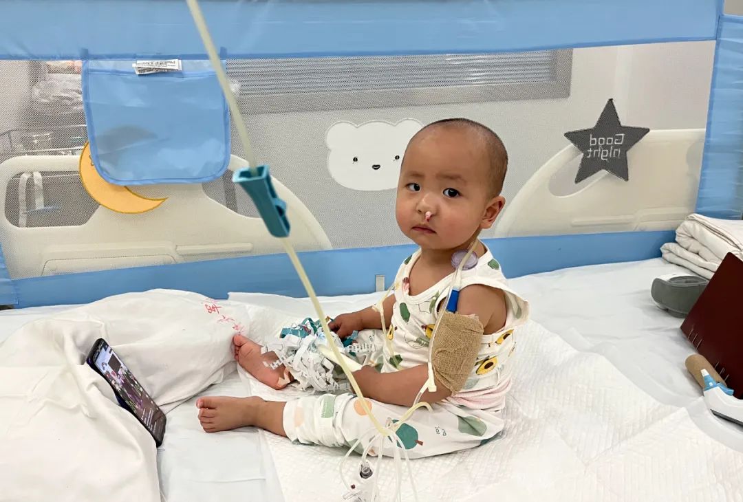 小孩身上长了一个大脓包是什么,男童白色小脓包