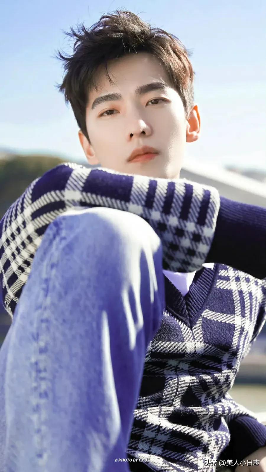 杨洋晒照片光影交替精致帅气,杨洋外形俊朗