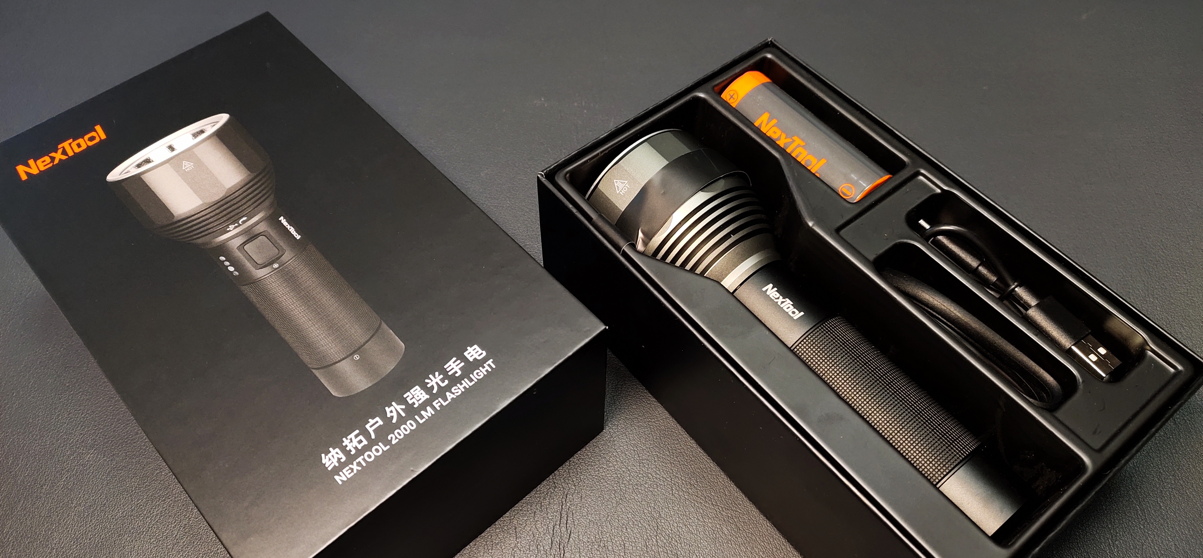 手持版探照灯，大能量长续航徒步户外可靠无忧