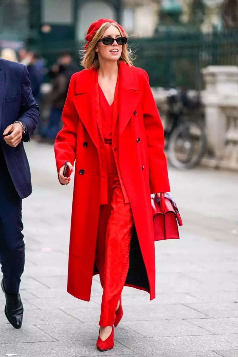 红色衣服怎么穿不显俗,红色怎么穿不土气