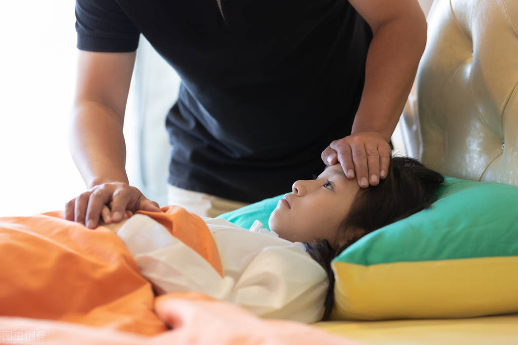 秋季小孩呕吐的原因及止吐的方法,小儿不明原因呕吐怎么回事