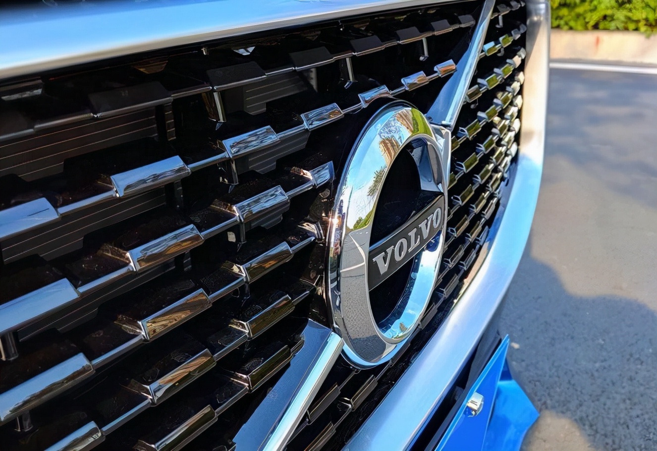 沃尔沃车前后夹击,沃尔沃被大货车夹击视频