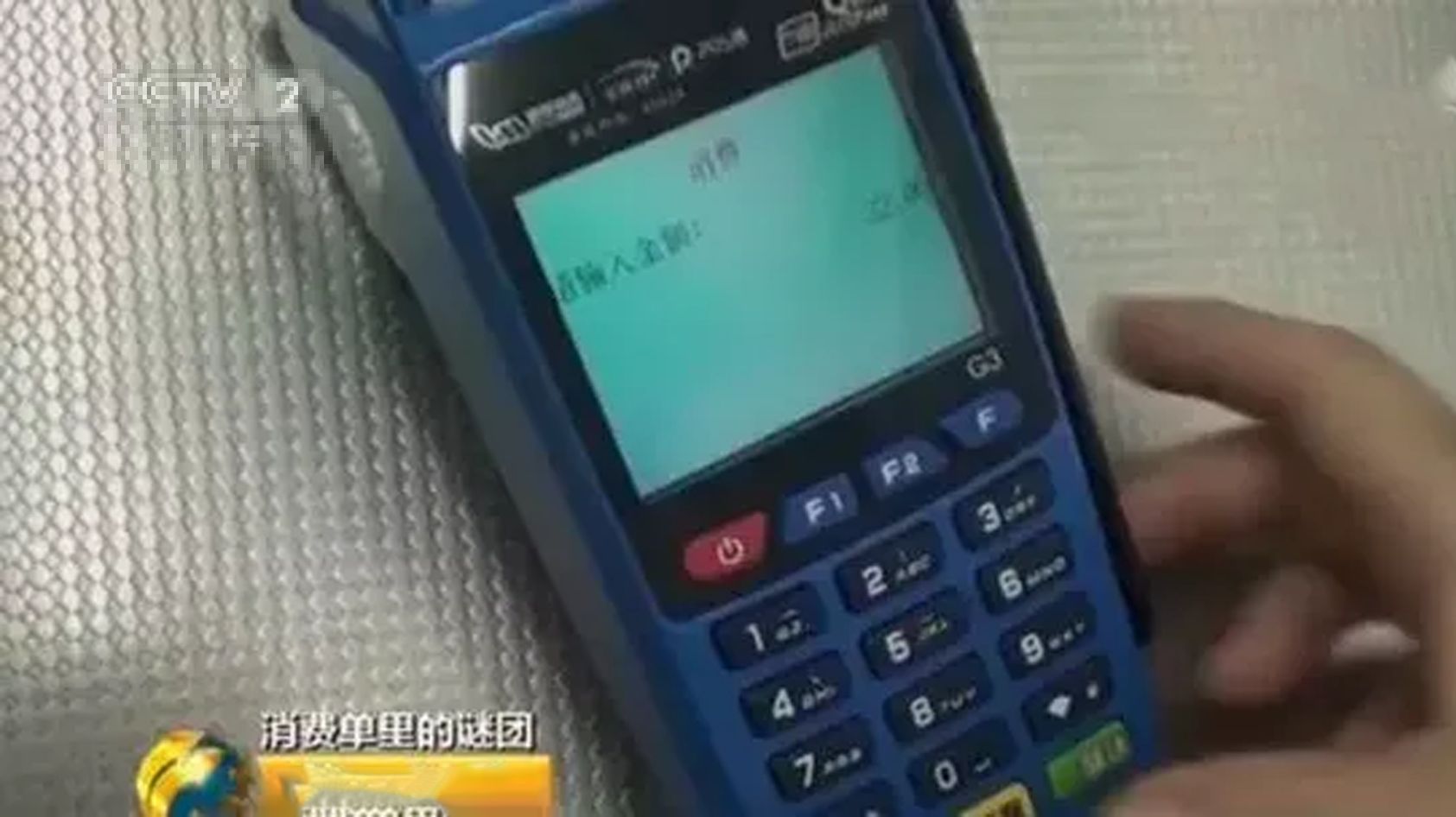 一名男子上超市买了一瓶饮料,男子到超市买酒