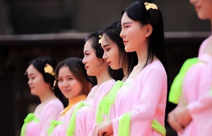 横店群演不够用了他们都在忙什么,横店20万群演现状