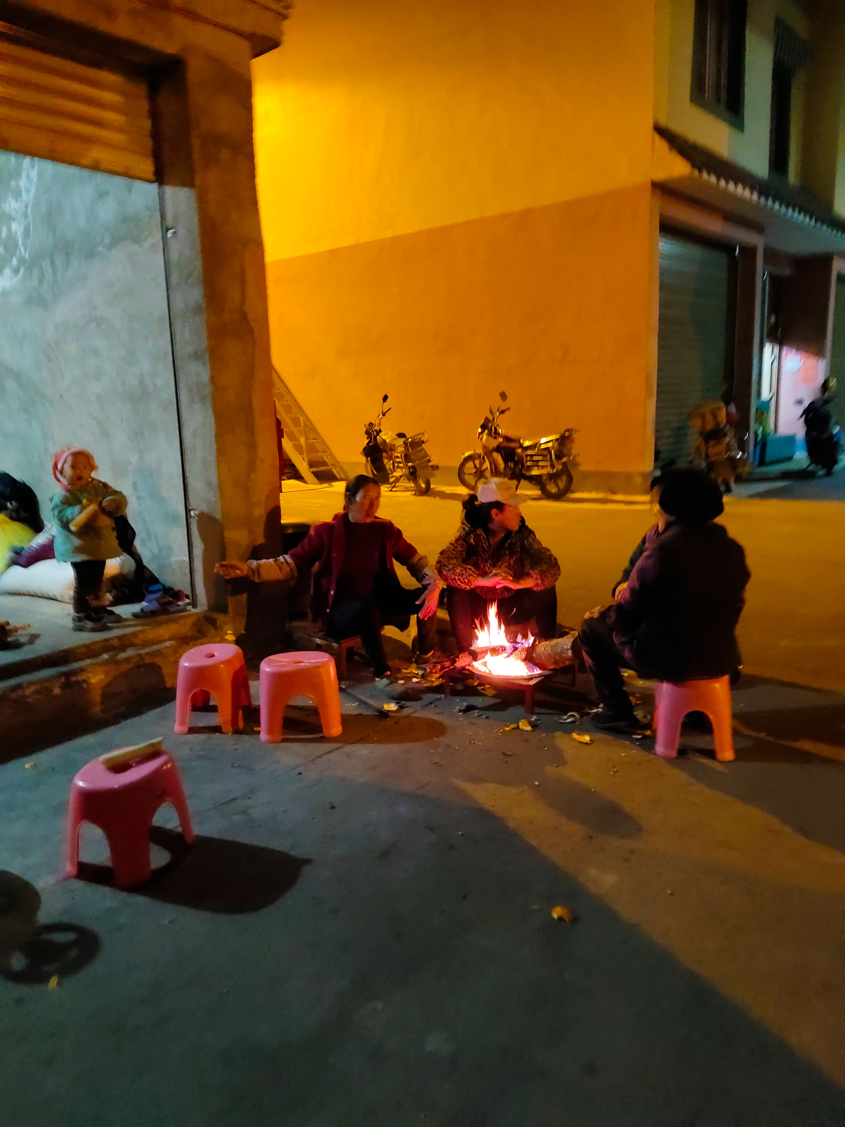 泸定地震三个月后：失联牧羊人和76只羊仍未找到，有村民失去年入几万的收入被迫租房，因物价贵一天吃2顿饭