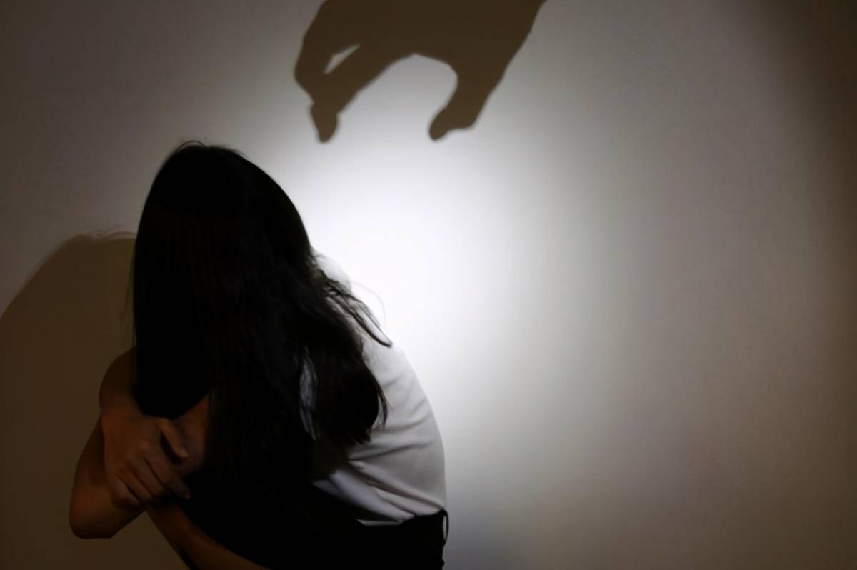 脱衣服只是基本流程，女大学生选择躺着赚钱，是时代悲哀的开始