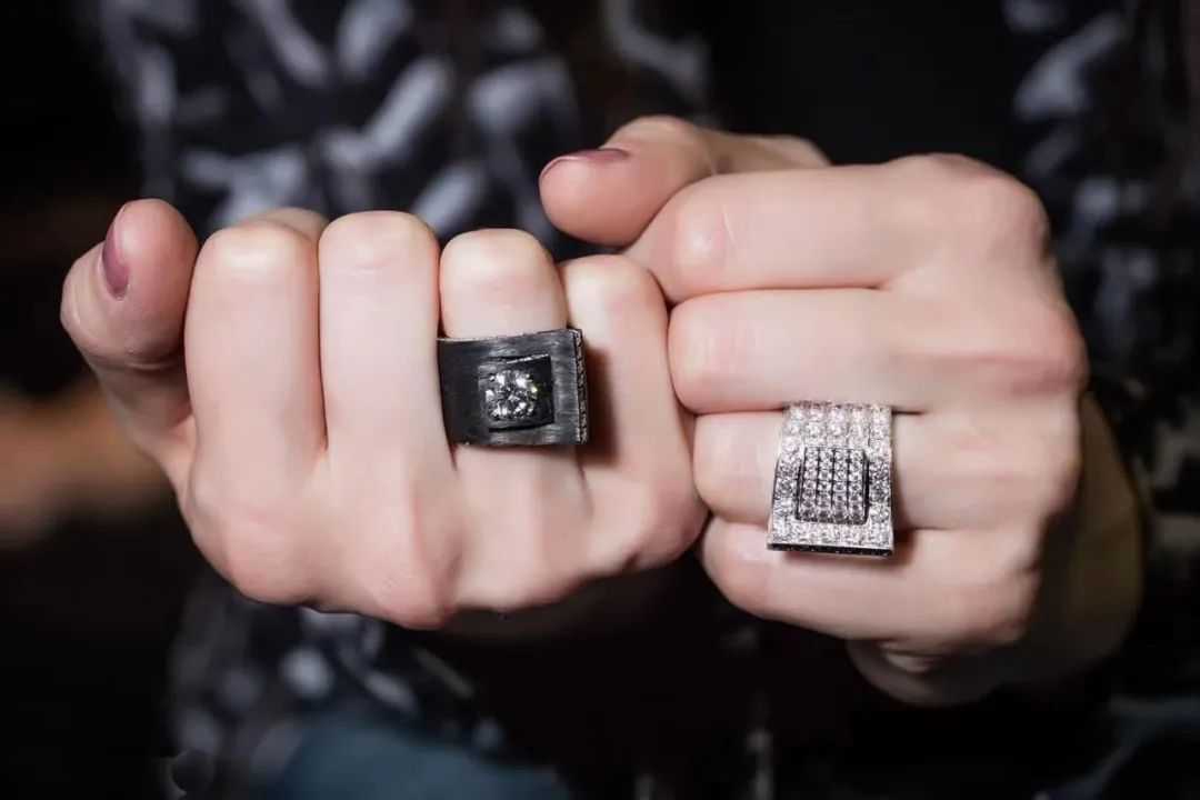 登上苏富比、用各种奇特新材质……邀你进入这位意大利设计师的珠宝新世界