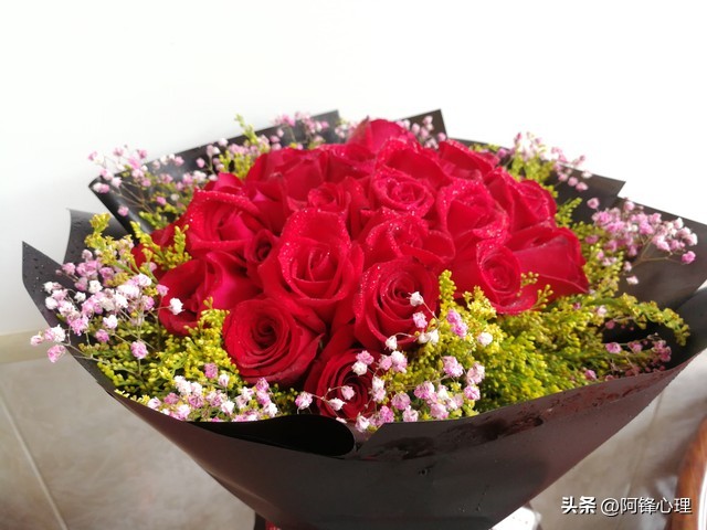 男人一旦爱上你，常常会有这几种表现，特别是第三种，好温馨呀