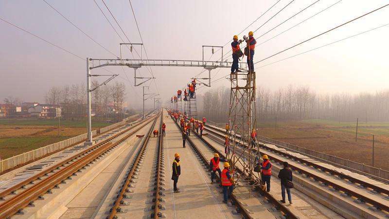 高铁供电怎么只有一根高压线,高铁是怎么供电的会漏电呢