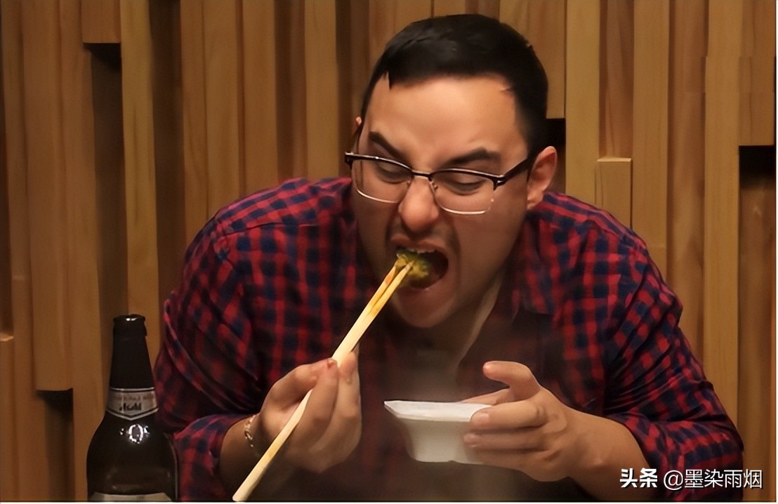 美国小伙把中国美食带回家，父母吃了立马被征服：中国火锅美味