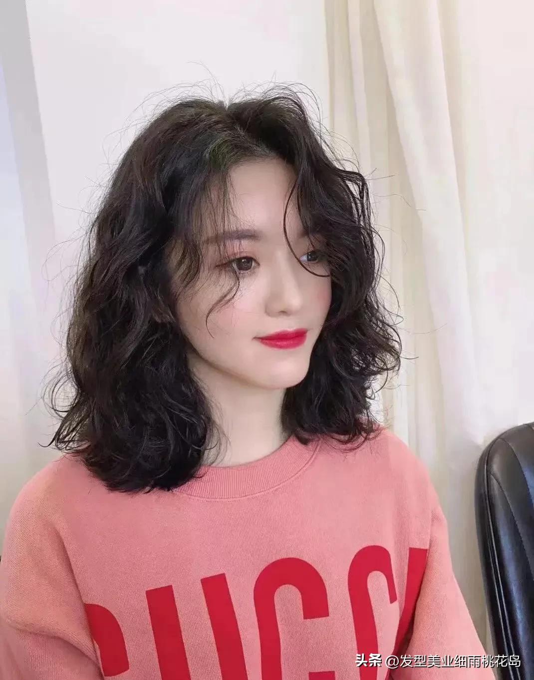 短发微烫显气质的图片,短发烫显发量多