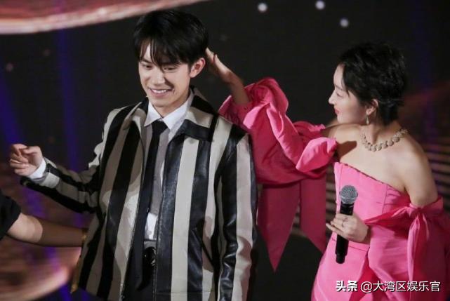 易烊千玺周冬雨星辰大海拍摄花絮,奇迹笨小孩易烊千玺首映图片