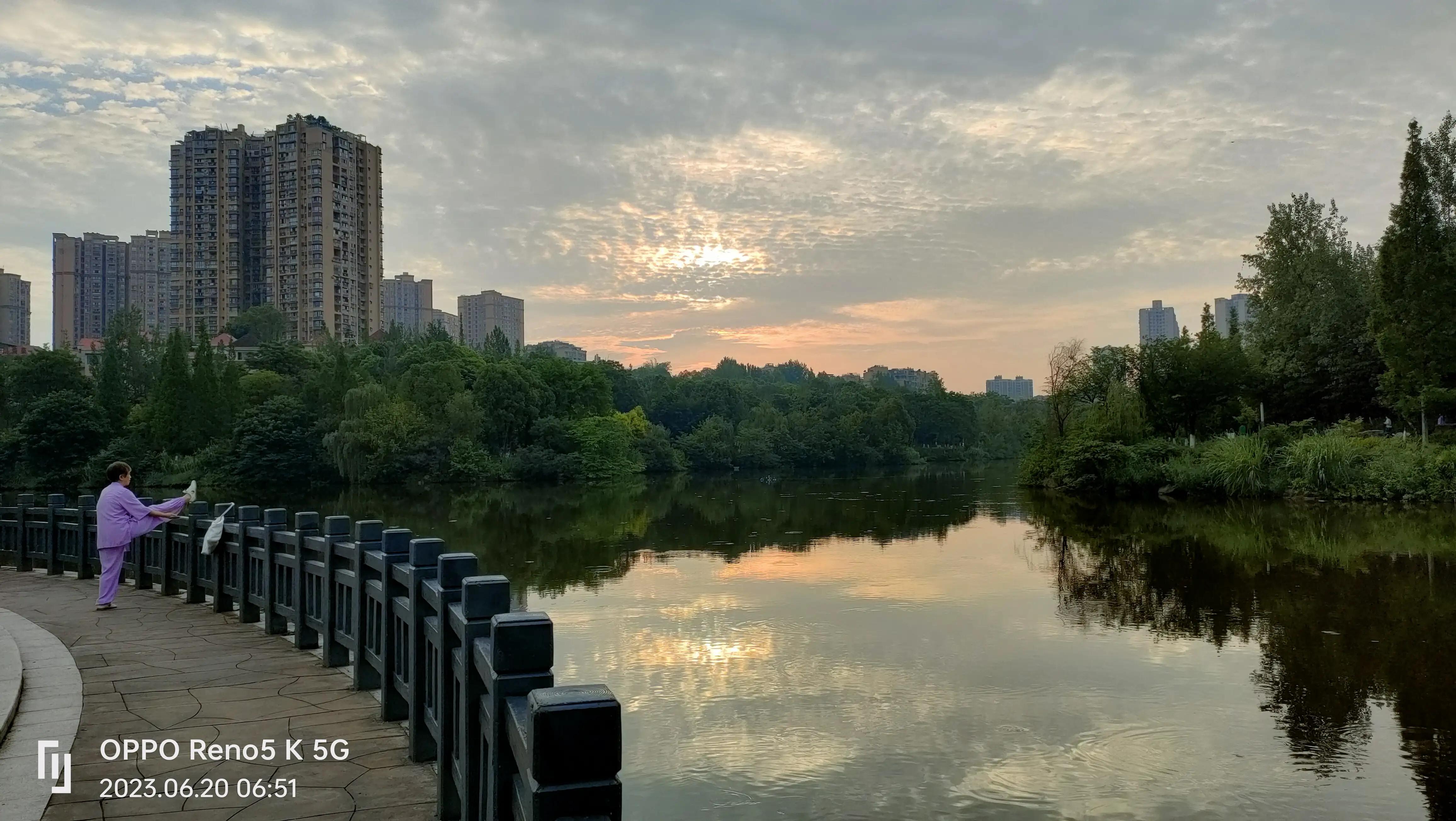 南湖公园湖畔美景,蓝天白云青山绿地天然氧吧