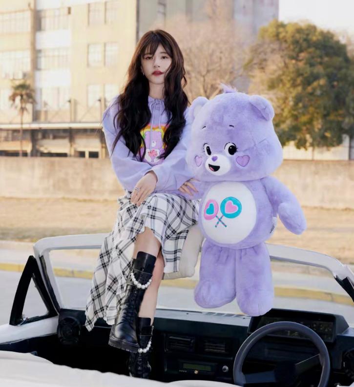 春天穿搭女2022高级感卫衣,卫衣配什么裙子好看春天