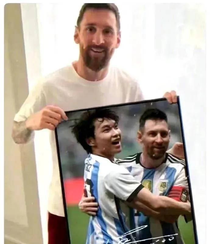 梅西给小球迷签名,梅西给小球迷签名球衣