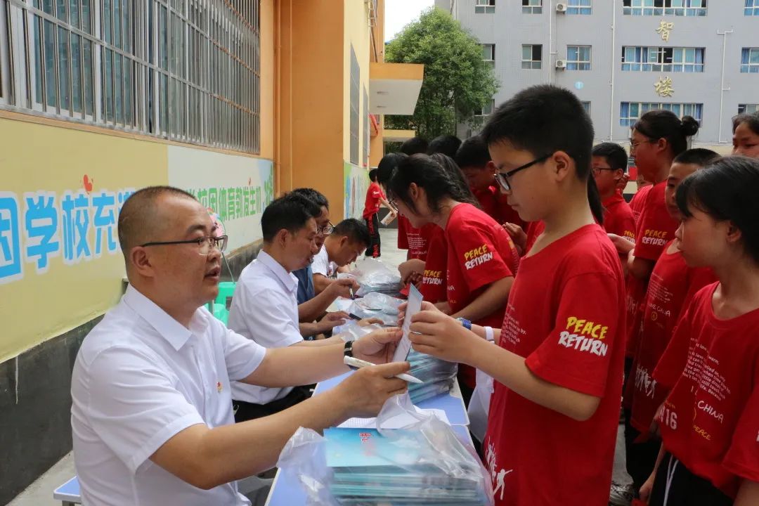 万二小举行2016级毕业典礼暨毕业班综合素质拓展活动