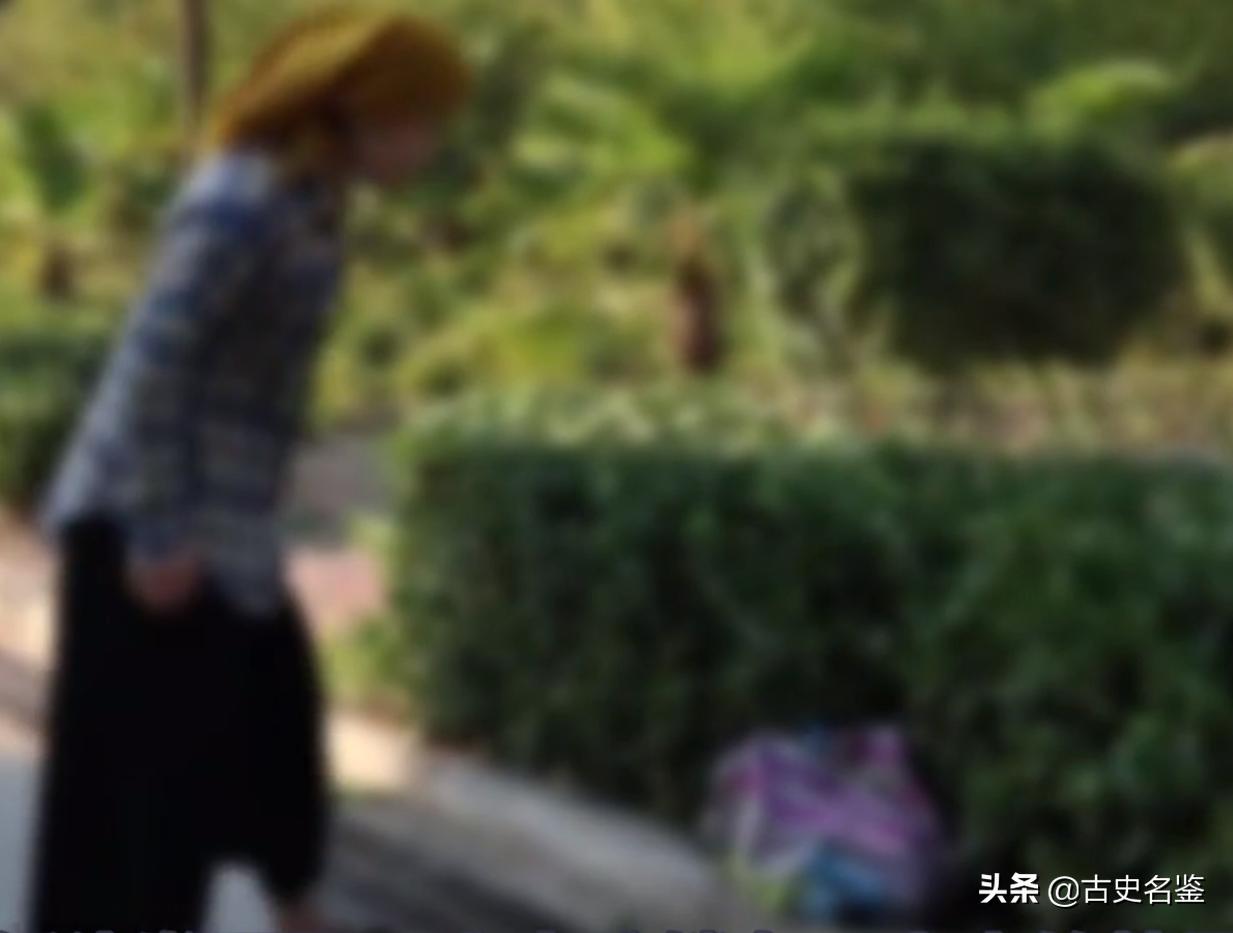 2000年上海阿婆收养黑人弃婴，被子女挥霍250万后，黑人不离不弃