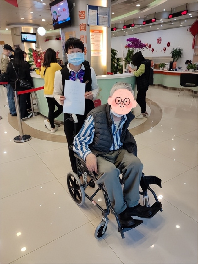 八旬老人重见光明送感谢信,八旬老人手写感谢信送给社区记者